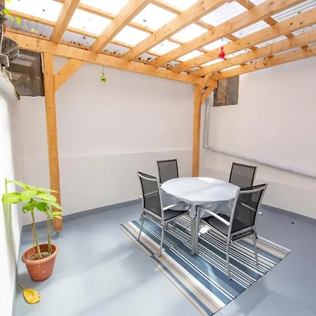 Mit Kleinem Innenhof Im Erdgeschoss Fuer Bis Zu 4 Personen *